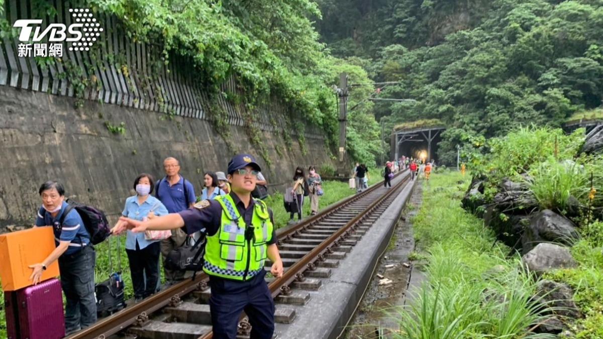 台鐵自強號列車下午行經花蓮和仁段時疑撞上落石。（圖／TVBS）