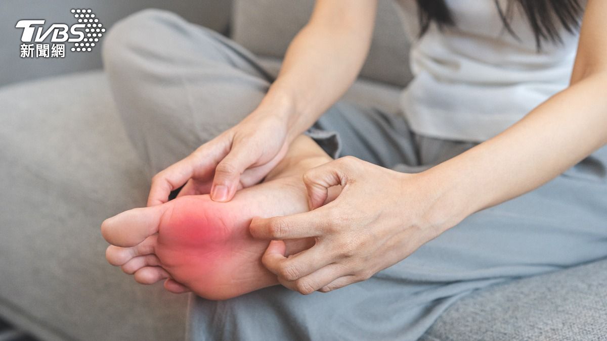 半夜腳癢像蟲在爬竟是確診「不寧腿症」。（示意圖／shutterstock達志影像）