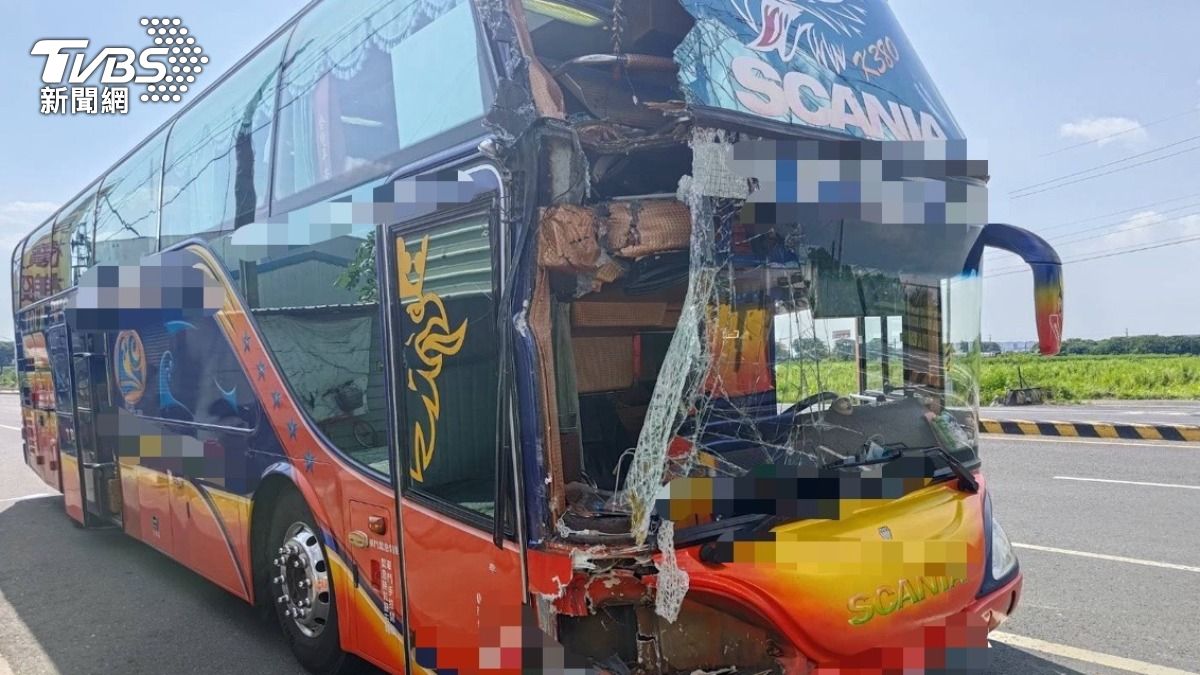 國道一號發生三台遊覽車追撞事故，車頭毀損嚴重。（圖／TVBS）