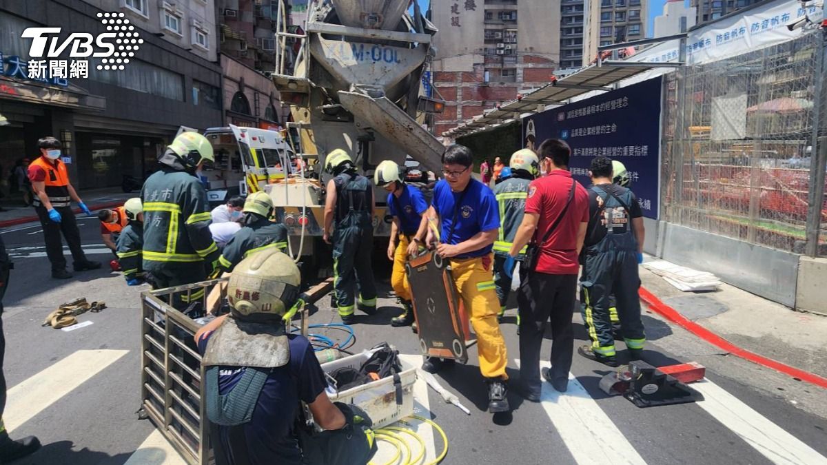 警消趕抵現場。（圖／TVBS）