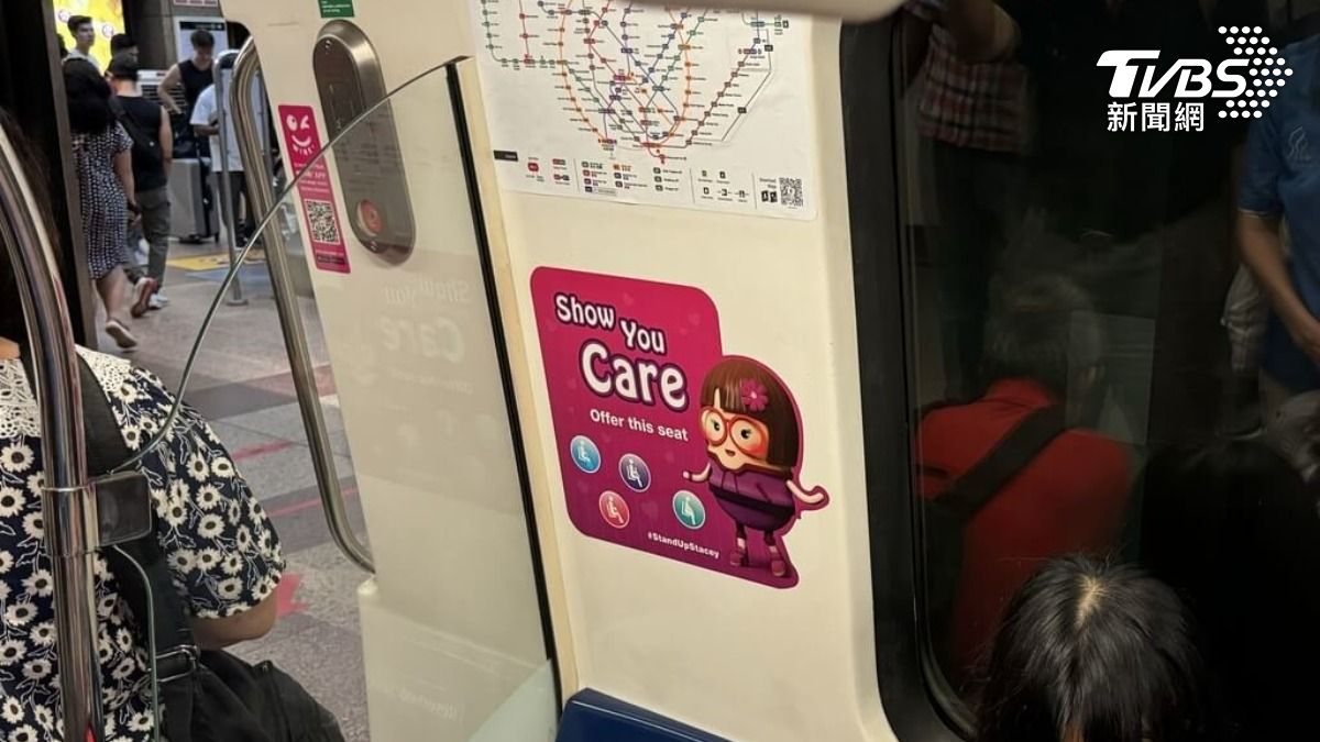 新加坡地鐵車廂設有標語鼓勵讓座給「有需要者」。（圖／中央社）