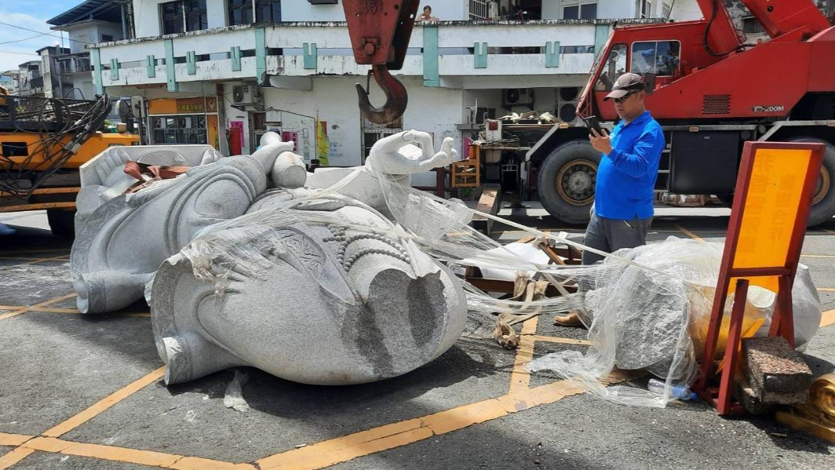 羅東永和寺進行佛像吊掛時，誤判繩索承重導致佛像斷頭。（圖／翻攝自爆廢1公社）