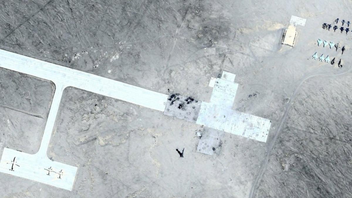 近期公布的最新衛星圖像中，披露中國疑似在新疆南部的塔克拉瑪干沙漠設置與美國航母、戰機相似的模型。（圖／翻攝自X@clashreport）