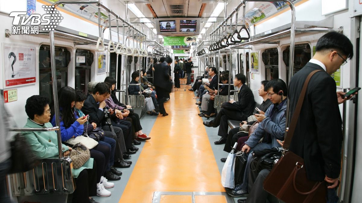 南韓的「交通弱者席」幾乎成為老人專屬座位。（圖／達志影像Shutterstock）
