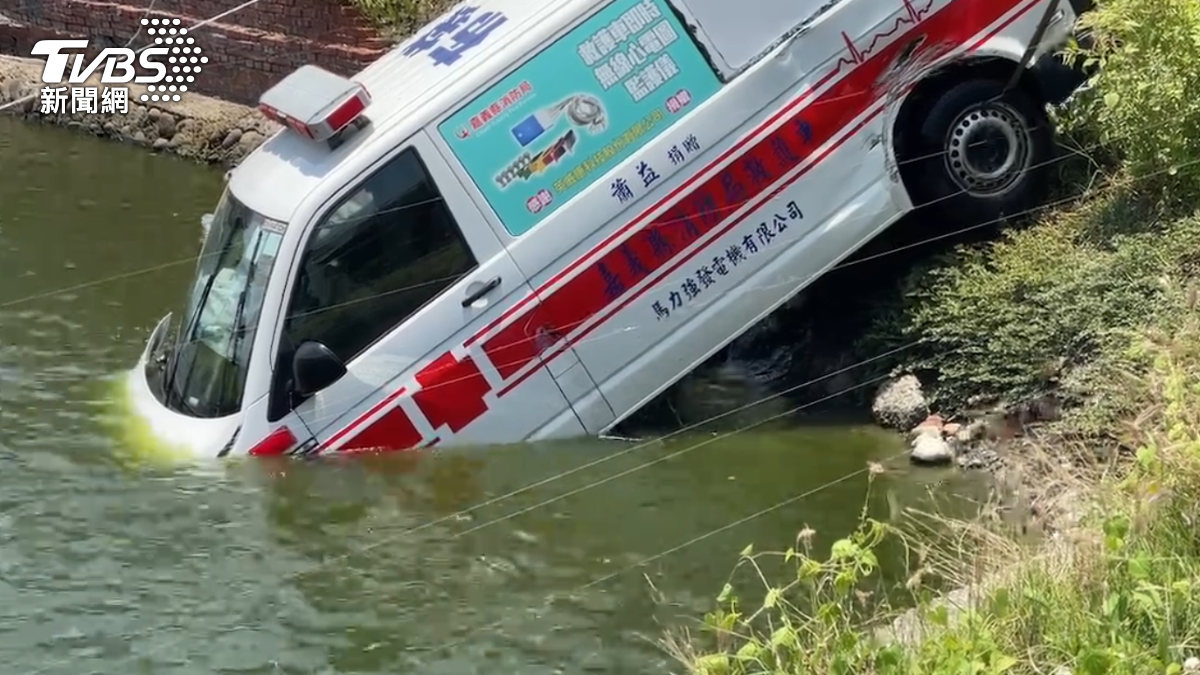 嘉義縣發生一起嚴重車禍，出勤的救護車失控衝進魚塭。（圖／TVBS）