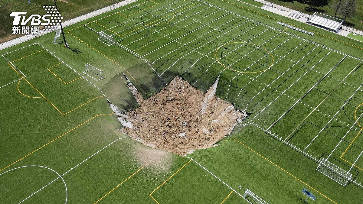 美國伊利諾伊州一座足球場地面突然塌陷，在球場中央形成一個巨大天坑。（圖／達志影像路透社）