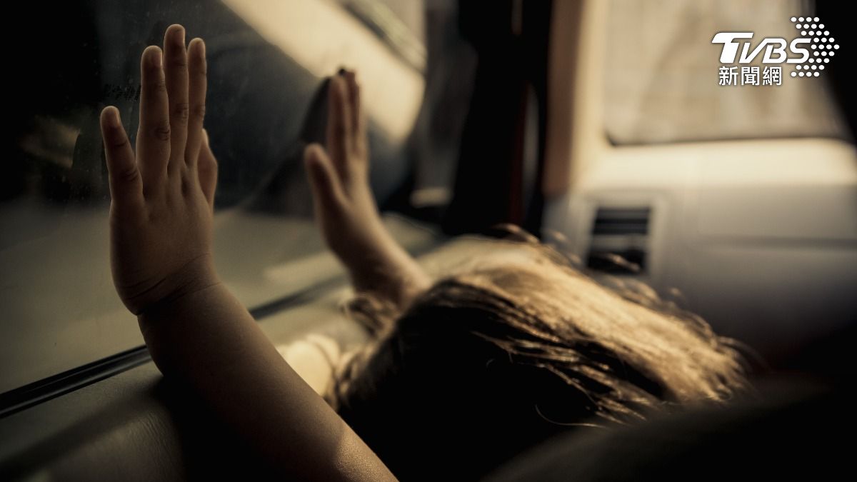 美國佛州有名6歲女童被遺忘在車內長達3個小時，最終活活熱死。（示意圖／達志影像shutterstock）