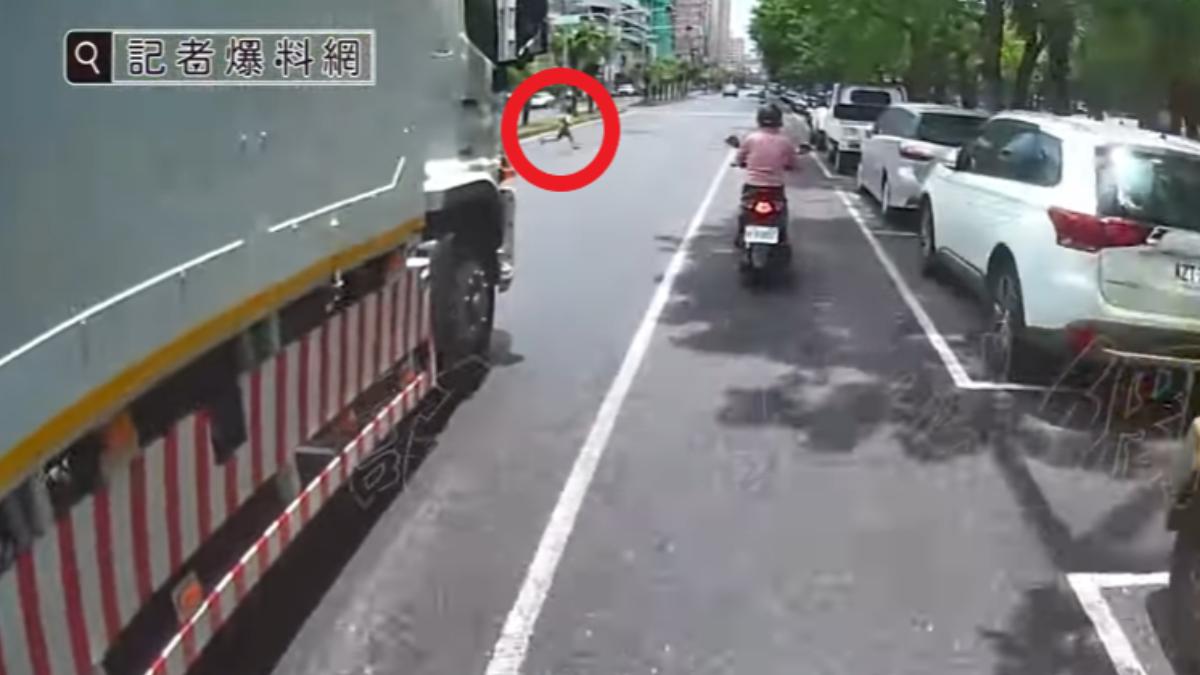 男童跨4車道闖越馬路。（圖／翻攝自記者爆料網）