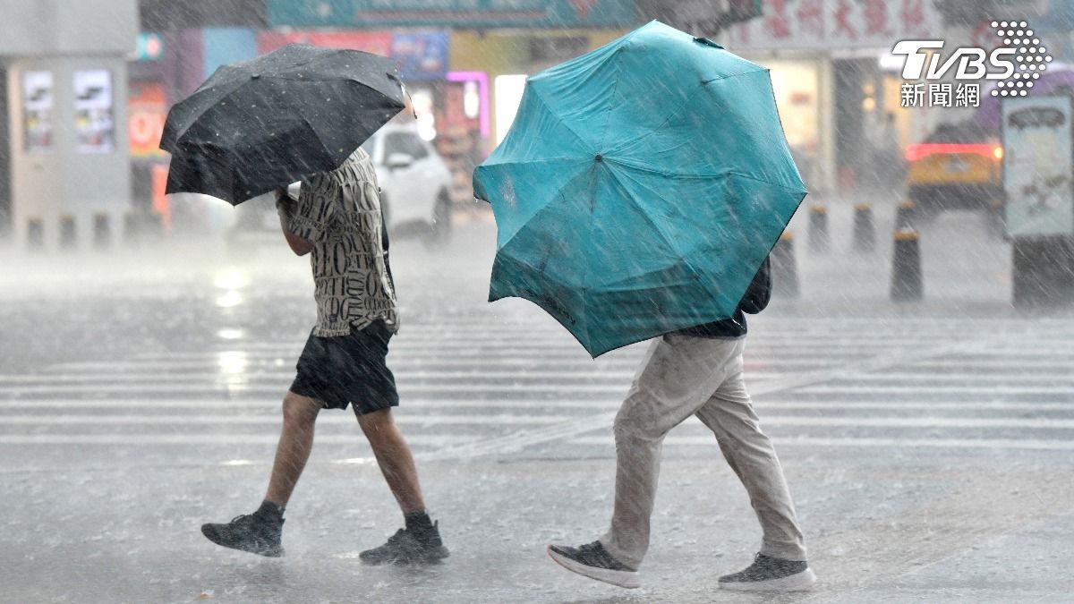 專家指出，台灣北部及東部將有高風險進入風雨影響範圍。（資料圖／胡瑞麒攝）