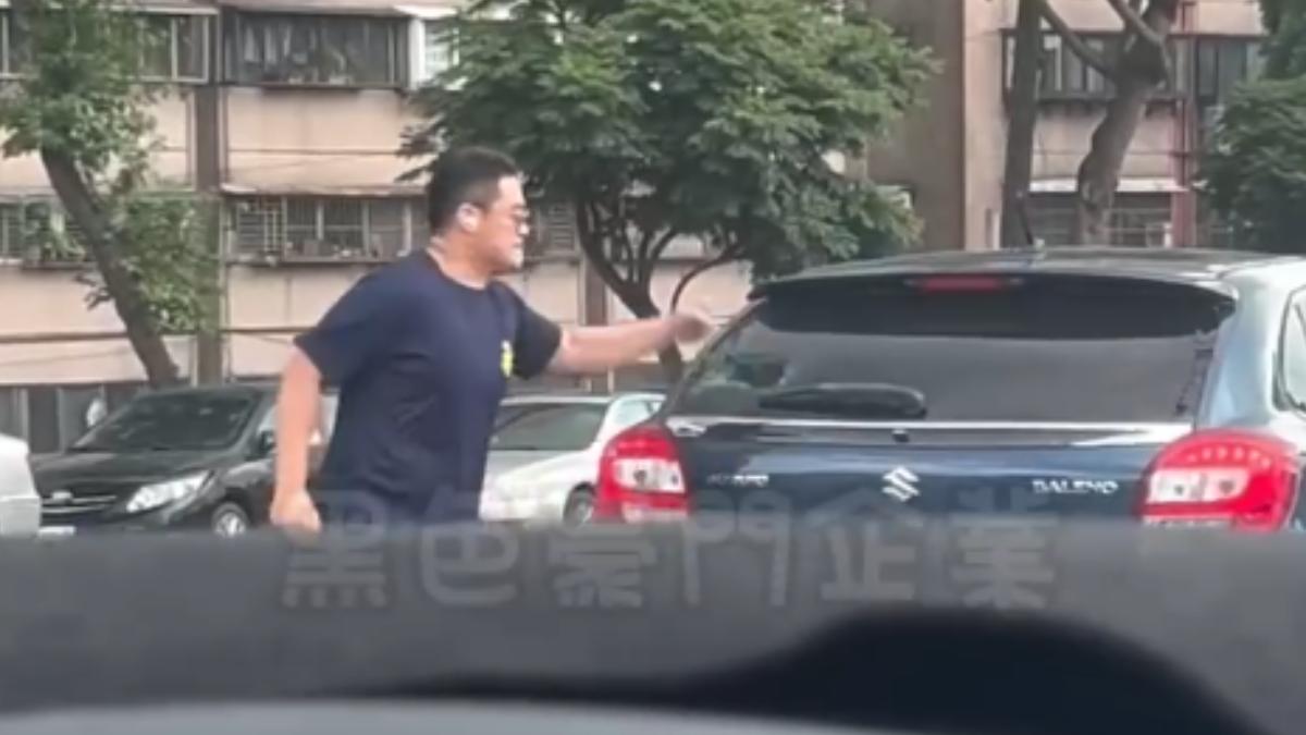 桃園男不爽超車被擋，用「超派鐵拳」徒手敲破後擋風玻璃。（圖／翻攝自黑色豪門企業）