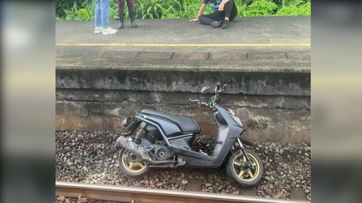 機車闖暖暖站月台，慘遭自強號撞上。（圖／翻攝自靠北台鐵臉書）