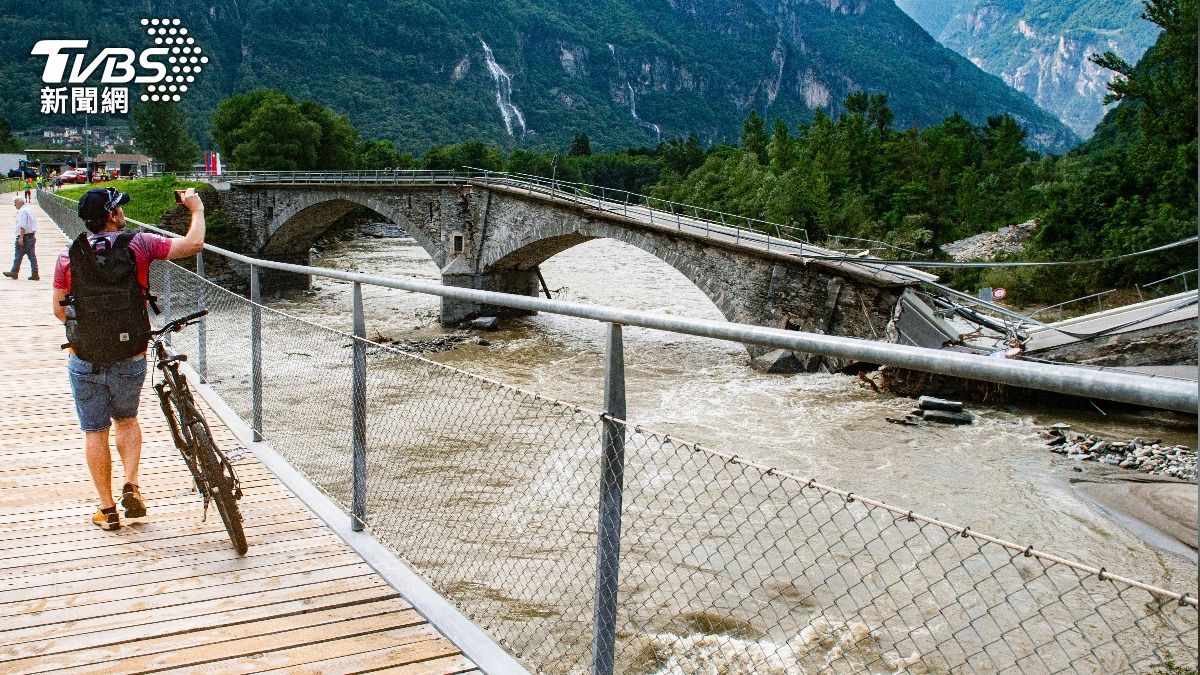 歐洲異象！瑞士山洪沖垮陸橋　義大利暴雨、熱浪南北夾擊