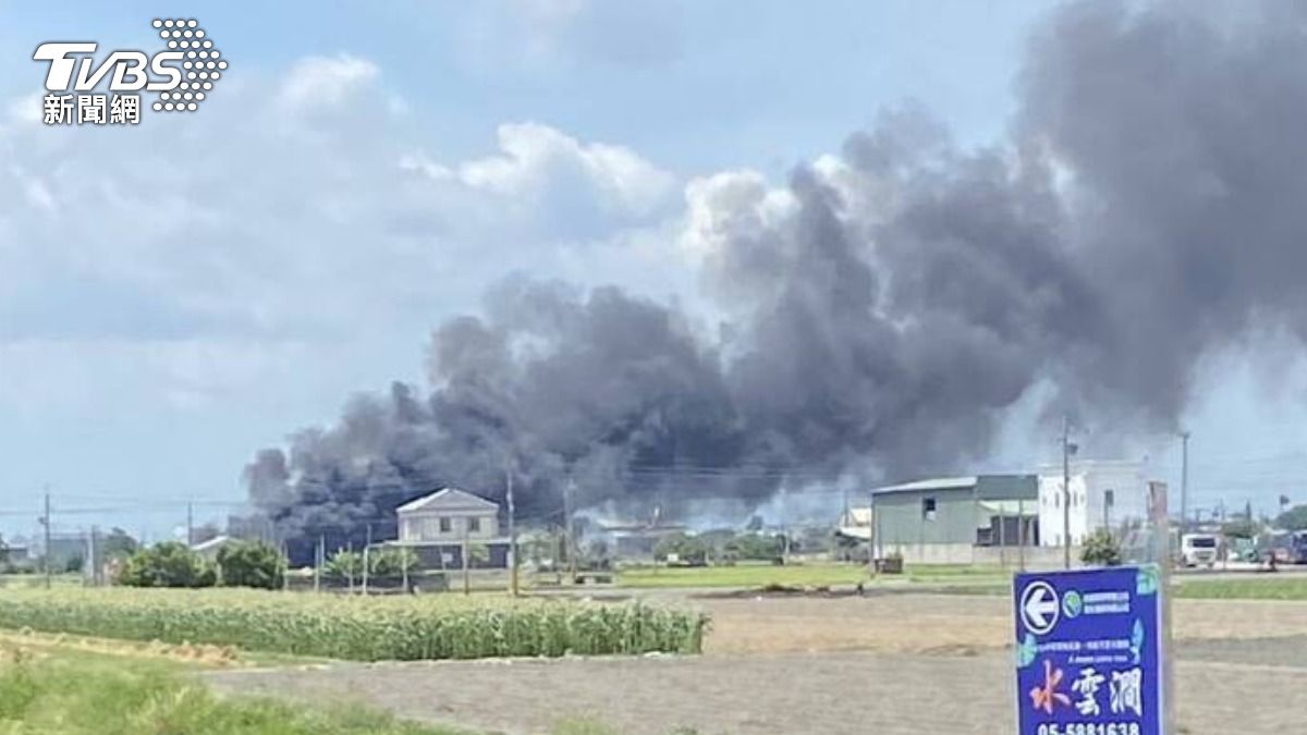 雲林縣虎尾鎮露天板模暫置場，今（1）日中午因不明原因起火燃燒。（圖／TVBS）