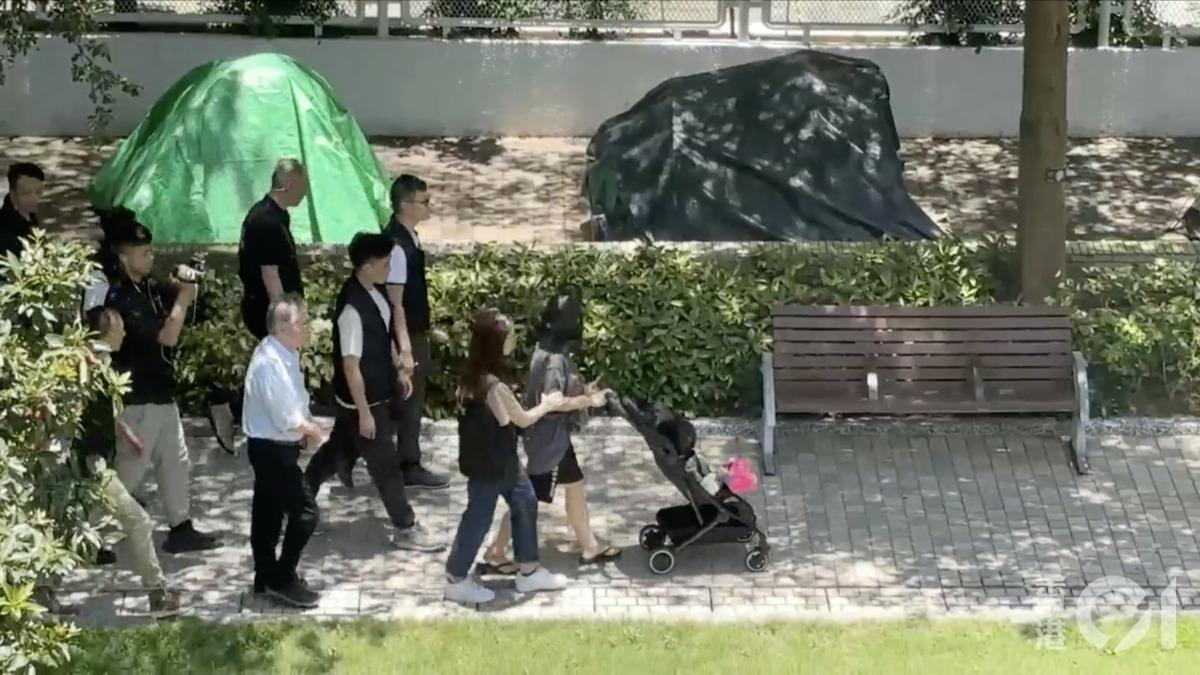 香港將軍澳3日發生綁架案，警方帶嫌犯模擬過程，重組案情。（圖／香港01）