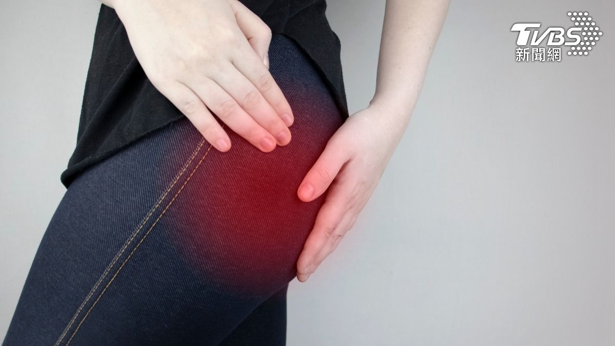 長時間久坐，會導致臀部肌肉發炎，可能導致「梨狀肌症候群」找上門。（示意圖／shutterstock達志影像）