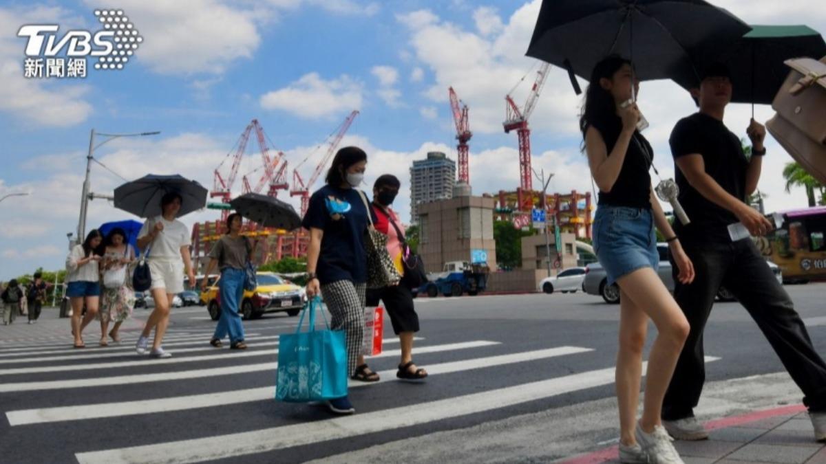 台北天氣炎熱，民眾撐陽傘遮陽。（圖／胡瑞麒攝）