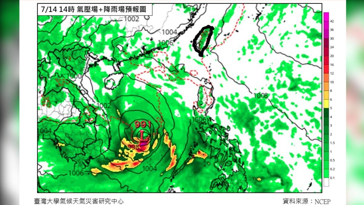 氣象專家林得恩表示，南海及菲島東部外海附近，熱帶擾動蠢蠢欲動。（圖／翻攝臉書 林老師氣象站）