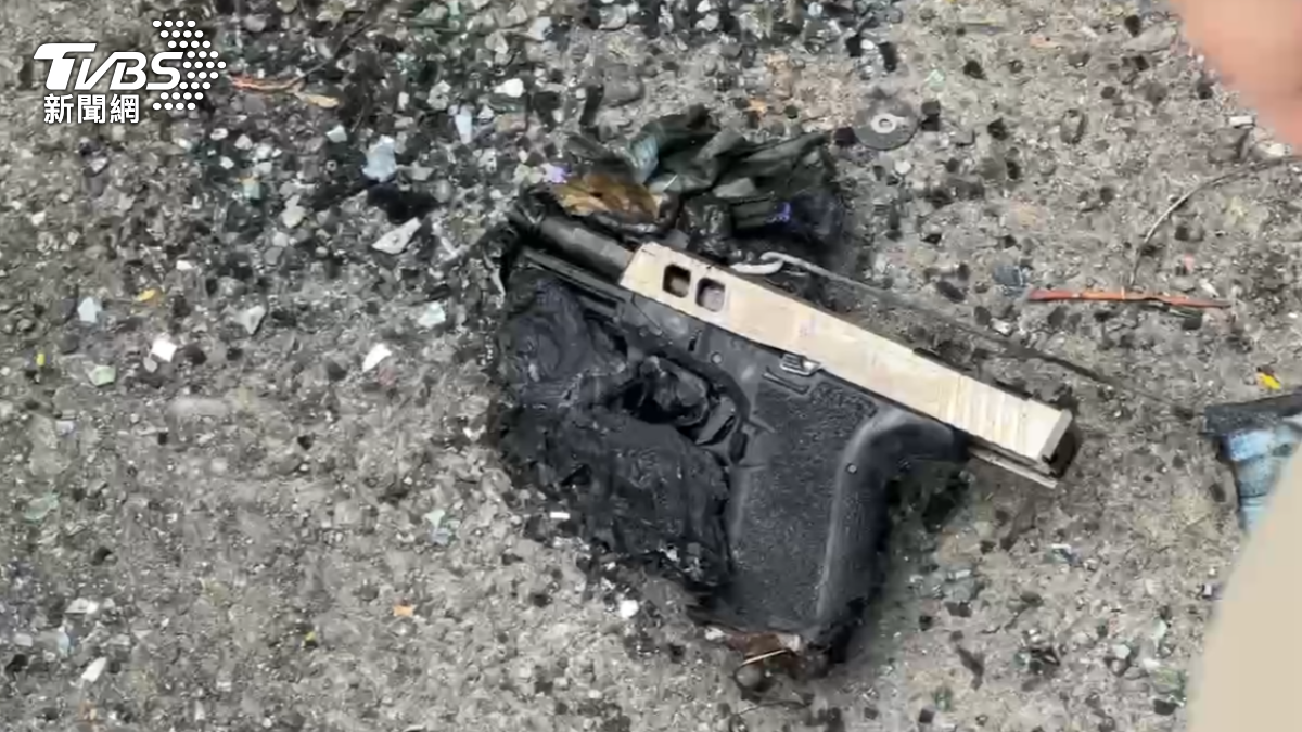嫌犯將車輛燒毀滅證後，警方在現場起獲一支手槍。（圖／TVBS）