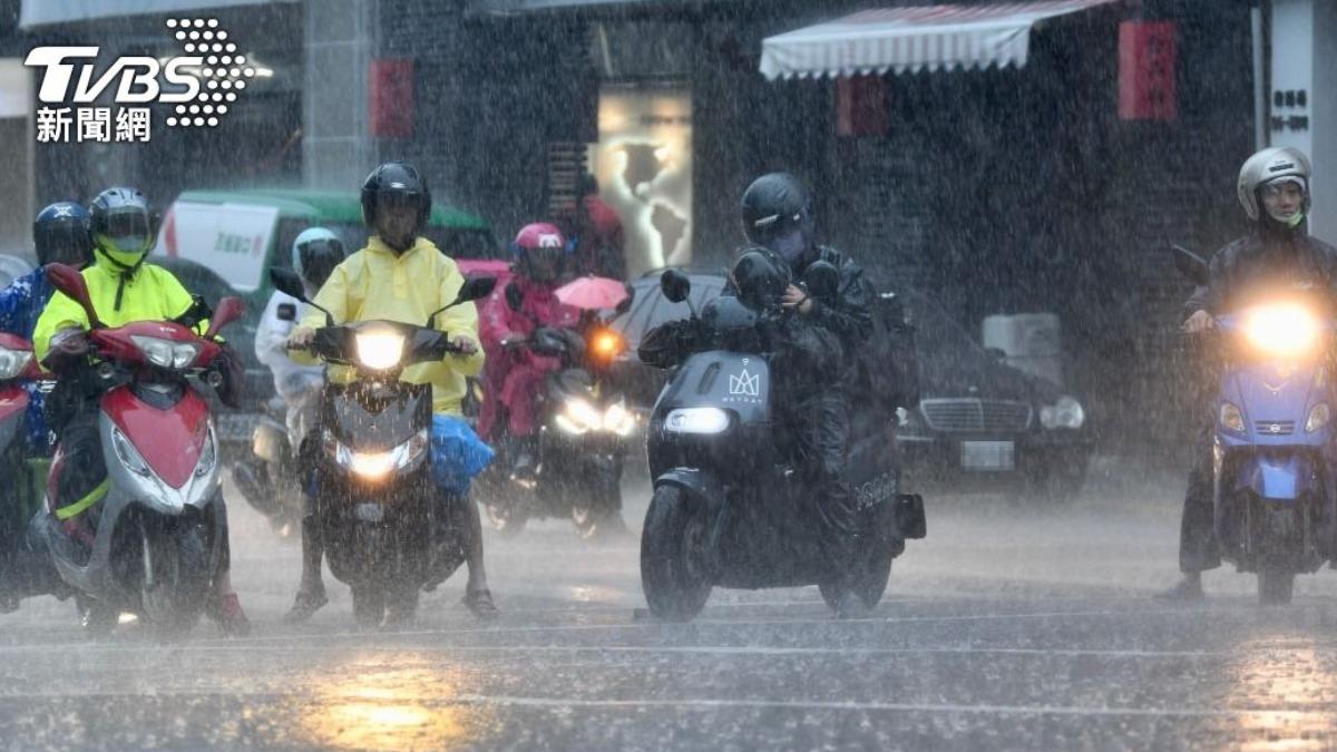 氣象署發布大雨特報。（圖／TVBS）