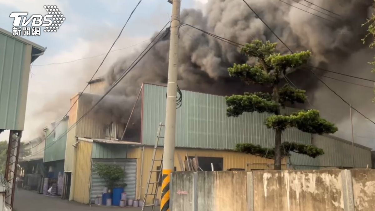 霧峰新厝路一工廠下午驚傳火警。（圖／TVBS）