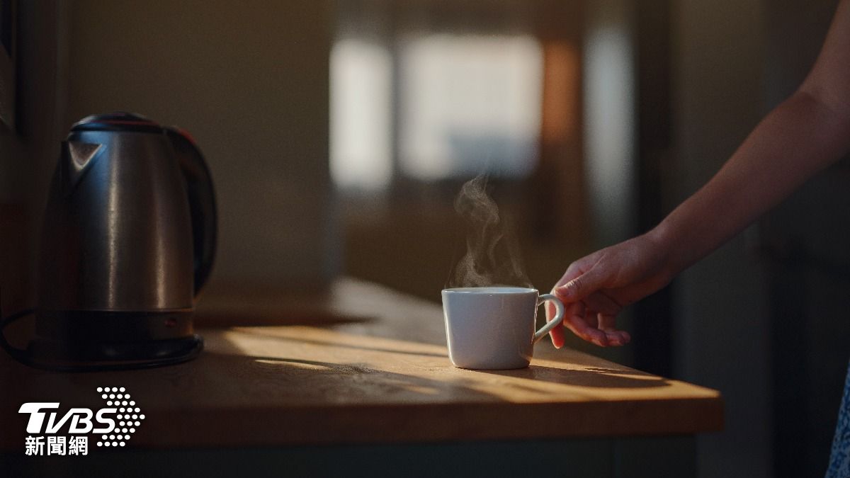 許多人都有起床就先來杯咖啡、提振精神的習慣，不過有專家警告這可能會危害人體健康。（示意圖／達志影像shutterstock）