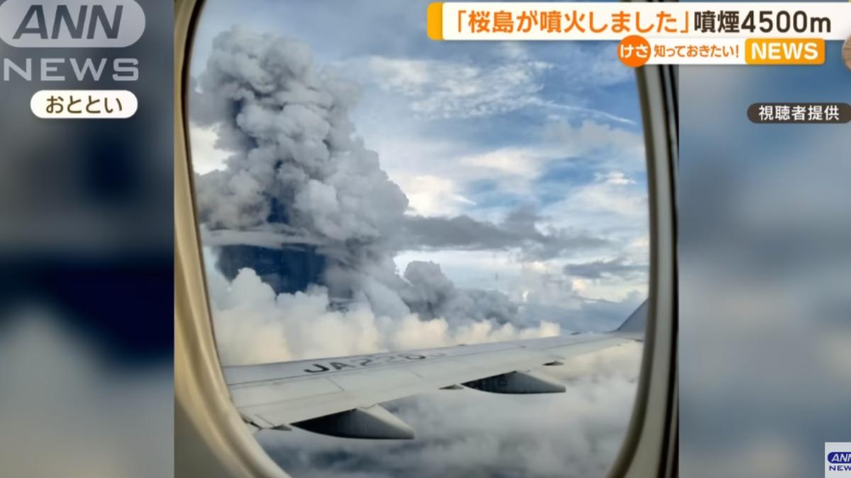 櫻島火山爆發「噴煙4500公尺」他搭機拍下驚人瞬間。（圖／翻攝自ANNnewsCH YouTube）