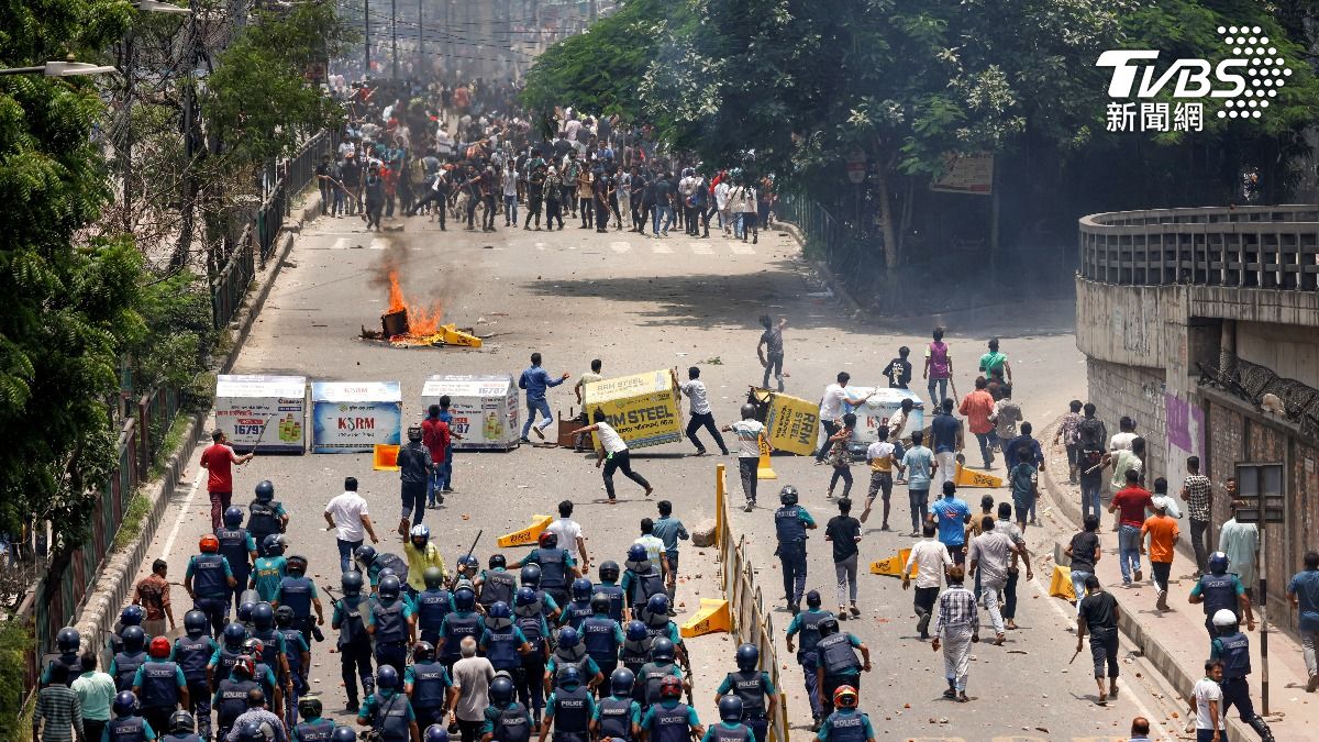 孟加拉達卡地區，警方與抗議民衆爆發衝突。（圖／達志影像路透社）