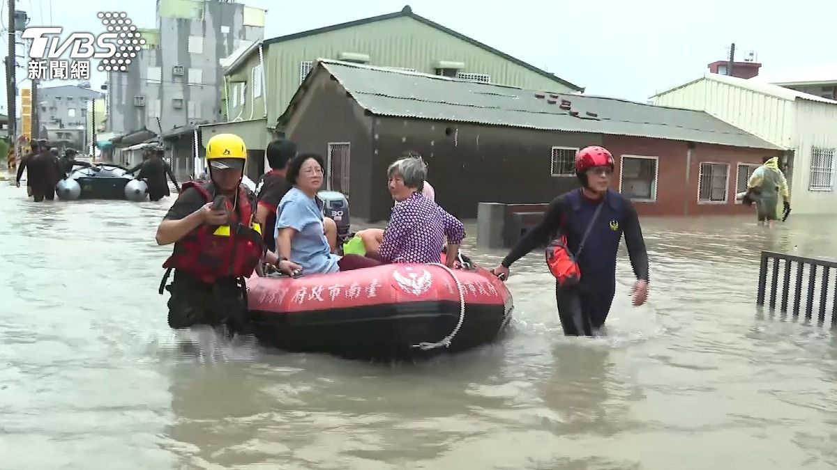 台南市後壁區竹新里淹水災情嚴重。（圖／TVBS）