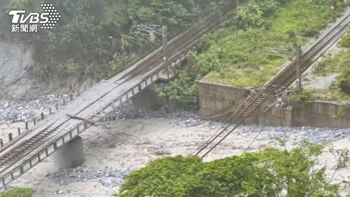 台鐵小清水溪橋遭土石流沖毀。（圖／TVBS資料畫面）