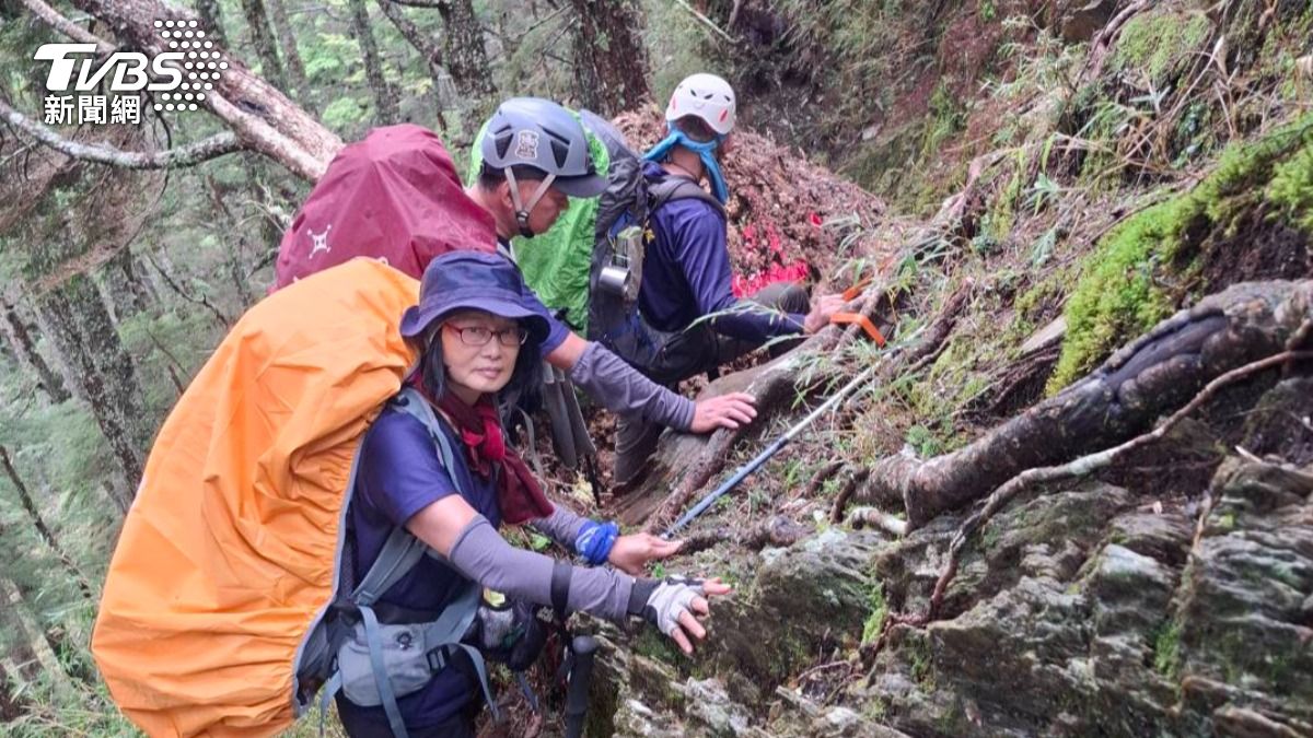 3名山友於颱風天前登山南二段就此失聯十天，搜救人員冒險登山進行搜救。（圖／TVBS）