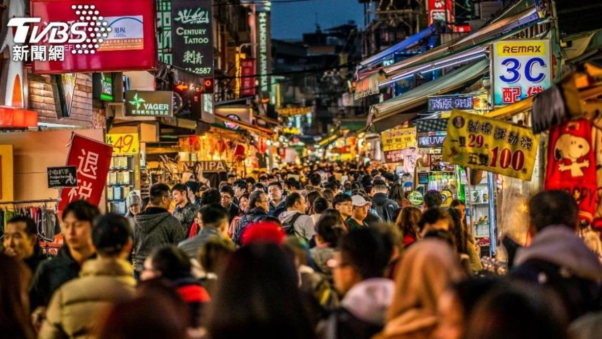 台灣人愛逛夜市吃小吃。（示意圖／shutterstock達志影像）