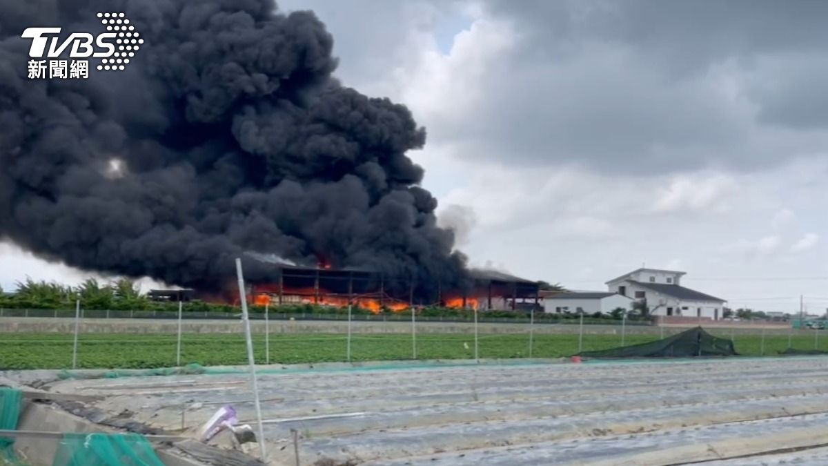 雲林縣二崙鄉中山路一段一處空牛舍，今日上午發生大火。（圖／TVBS）