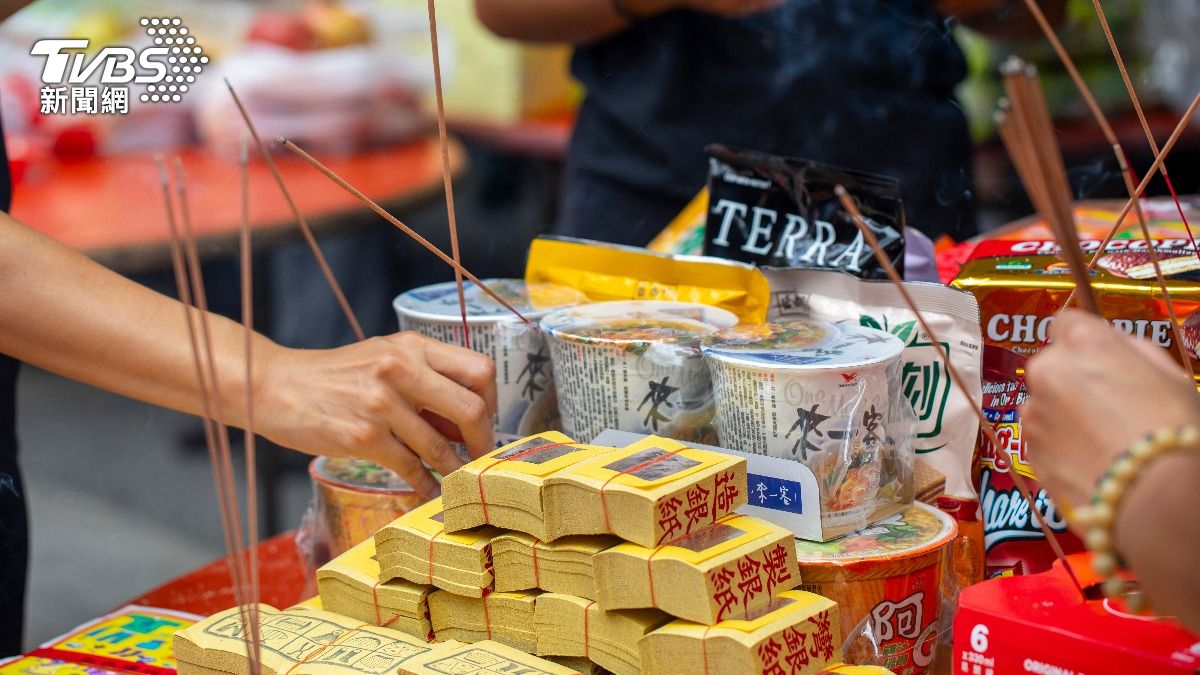 中元普渡要準備祭品拜好兄弟。（示意圖／Shutterstock達志影像）