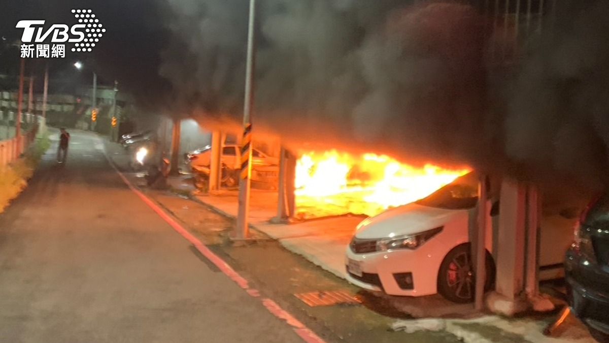 台南永康某宮廟凌晨起火，停車場陷入火海。（圖／TVBS）