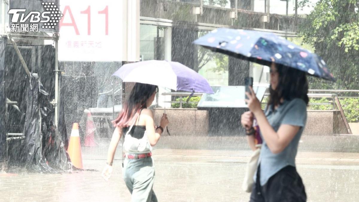 午後對流雲系發展旺盛，易有短延時強降雨。（圖／黃城碩攝）