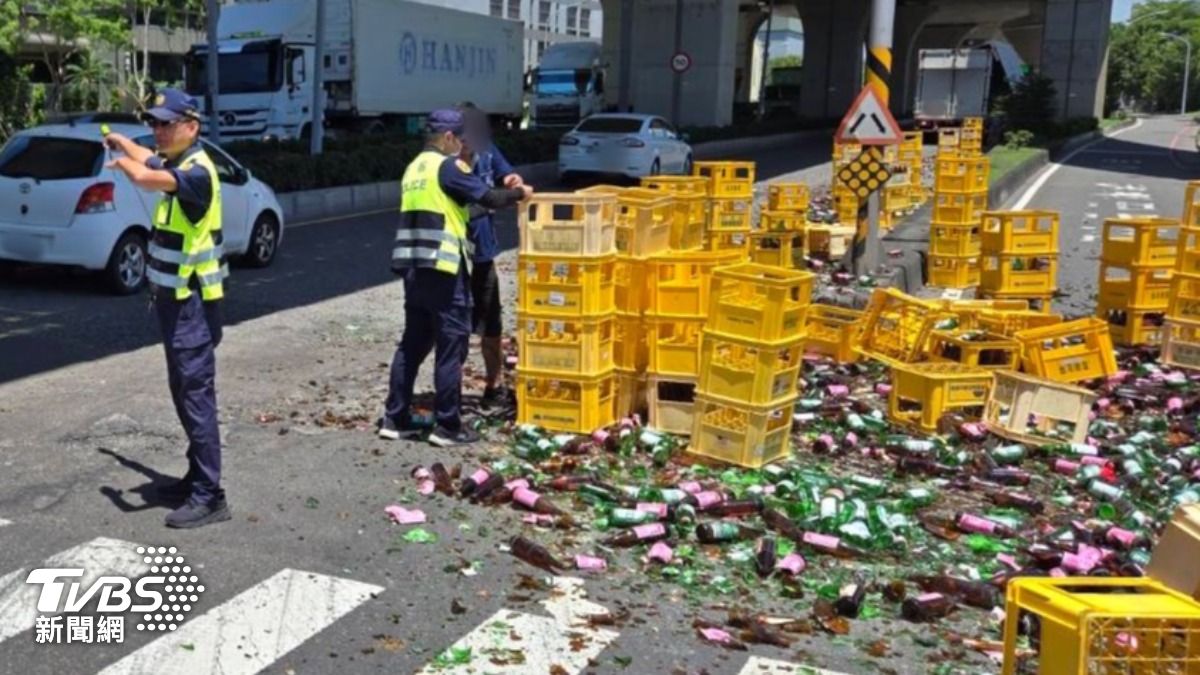 警方獲報後立即趕往疏導交通，所幸無人受傷。（圖／TVBS）