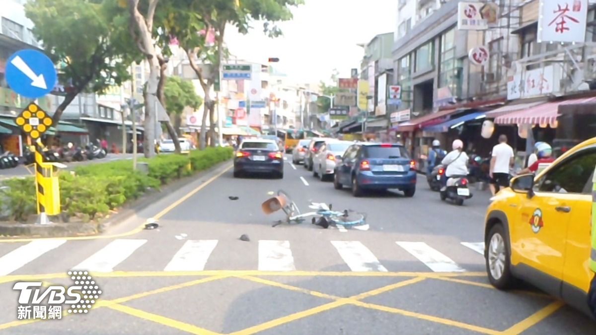 高雄昨（2）日下午發生一起死亡車禍。（圖／TVBS）