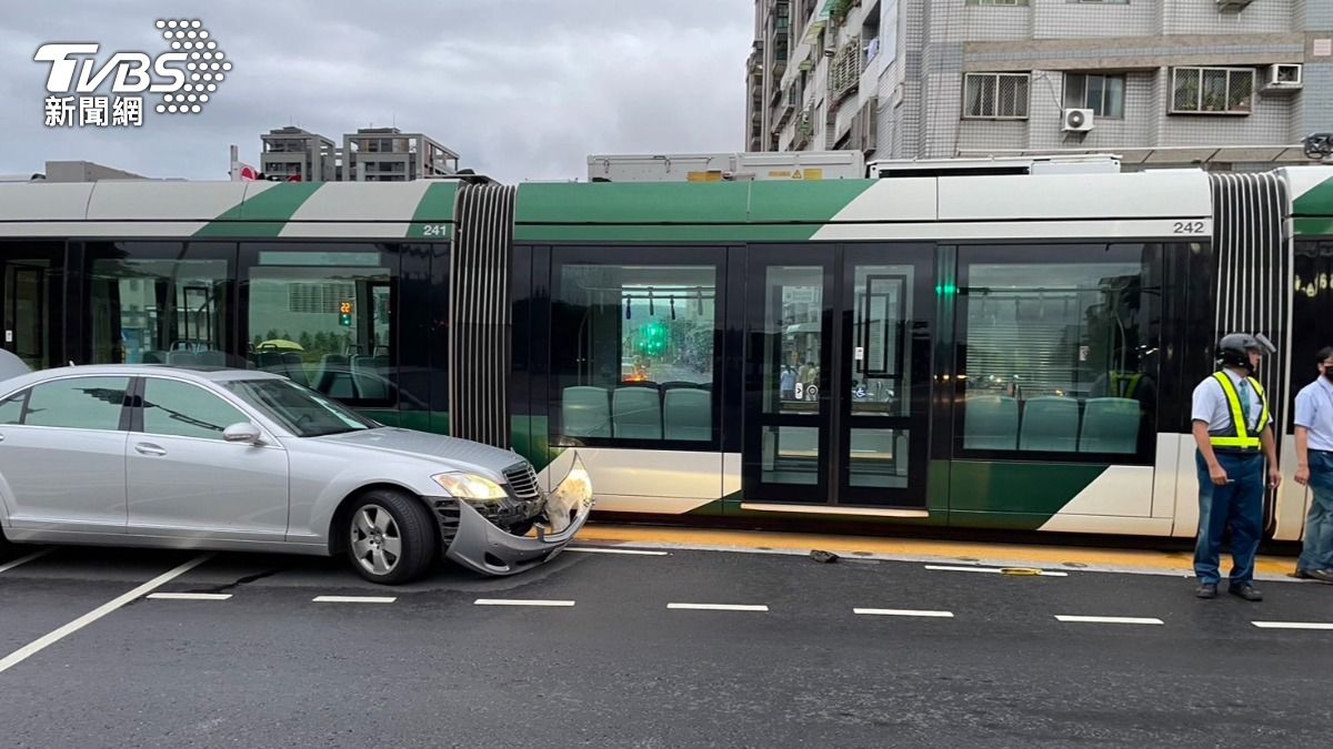 高雄輕軌遭汽車擦撞。（圖／TVBS）