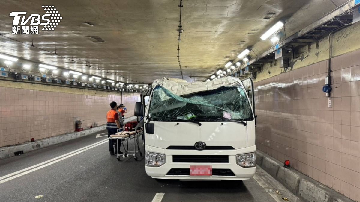 基隆路地下道有小巴士自撞。（圖／TVBS）