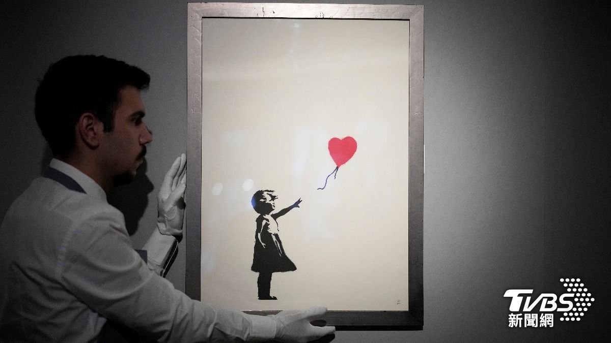 班克斯（Banksy）標誌性的藝術作品「女孩與氣球」（Girl With Balloon）。（圖／達志影像美聯社）