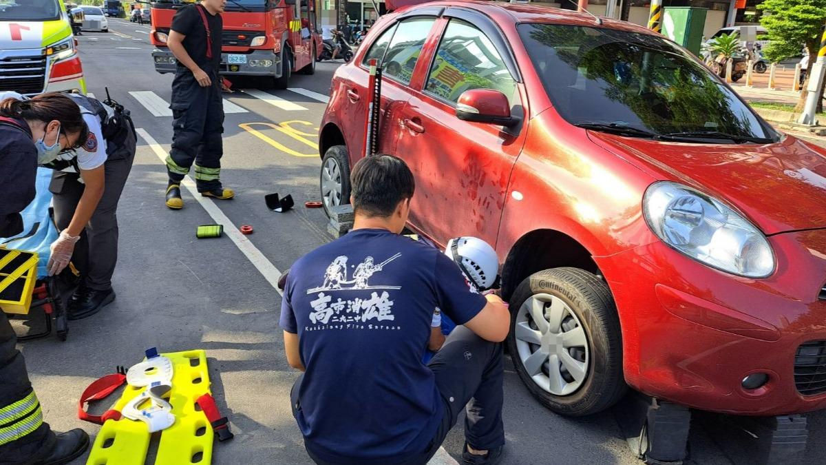 救護人員到場後用千斤頂將轎車抬起，順利將阿嬤救出。（圖／TVBS）