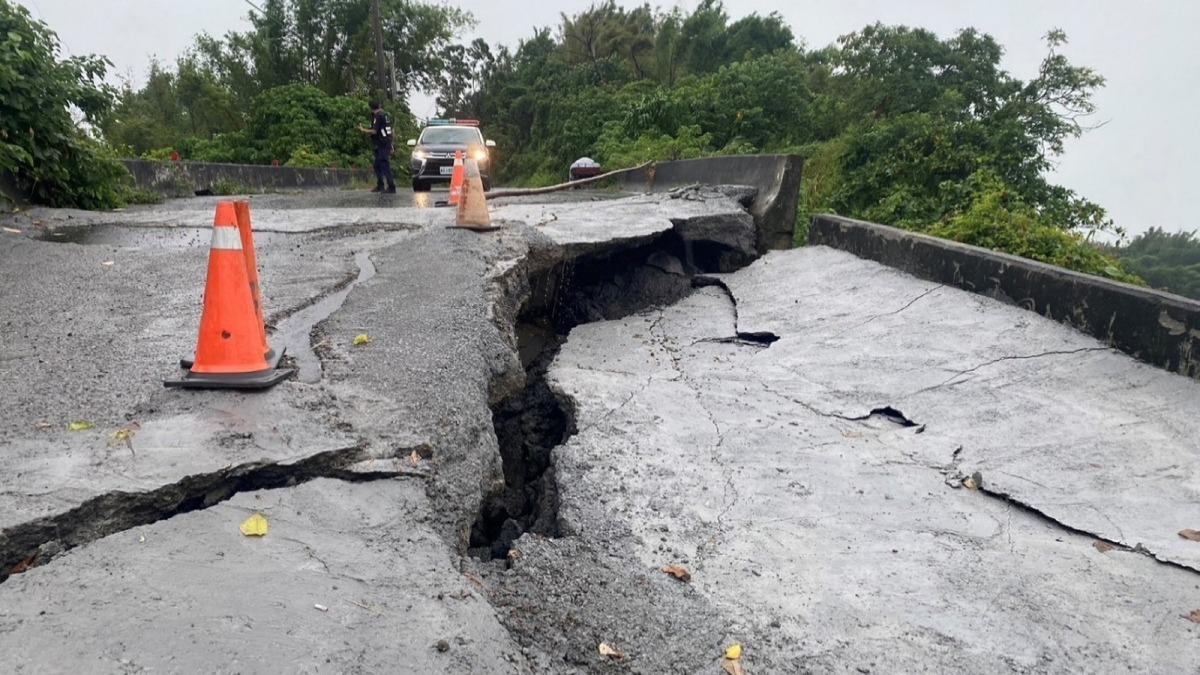 台南官田區大崎里三層崎農路22日因劇烈降雨出現下邊坡掏空，路面下陷坍塌。（圖／台南市政府提供）