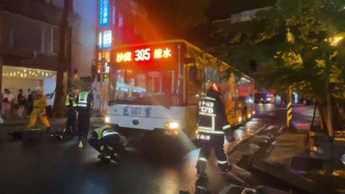 台中市中區昨（22）日雨夜發生一起嚴重死亡車禍。（圖／翻攝自記者爆料網）