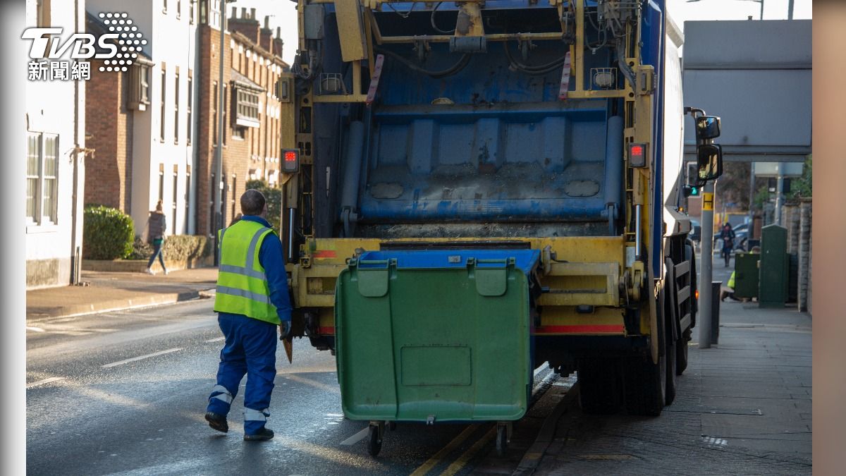 英國垃圾車大爆炸，清潔工人險受傷。（示意圖／shutterstock 達志影像）