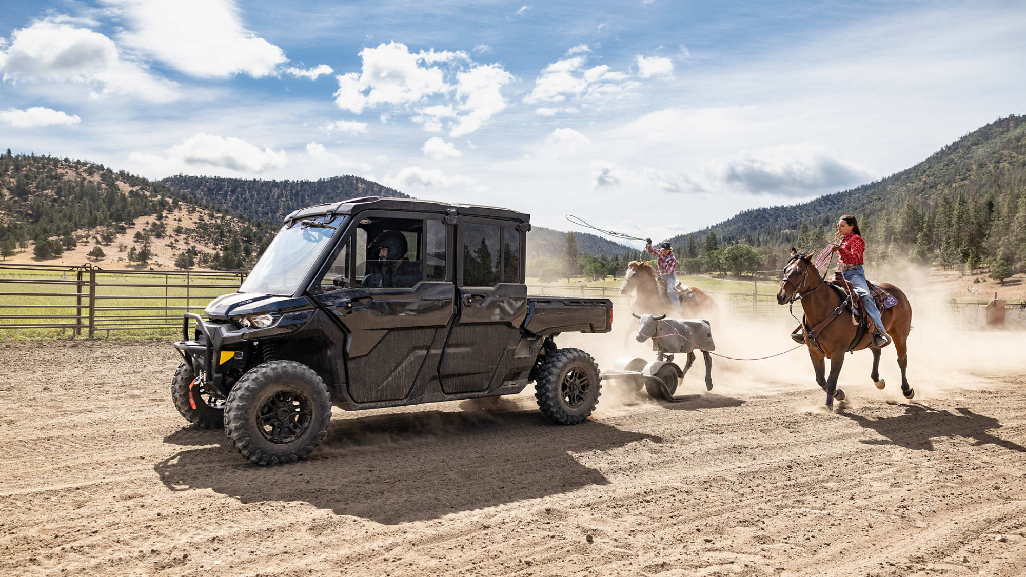 Um Can-Am Defender Max 2025 seguido por duas mulheres a cavalo, no rancho