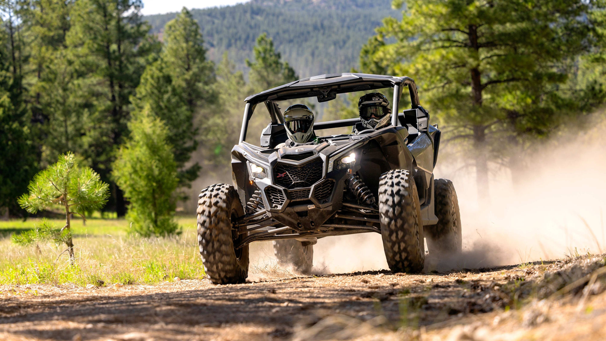 Dois pilotos na trilha em um Can-Am Maverick X3 DS 2025