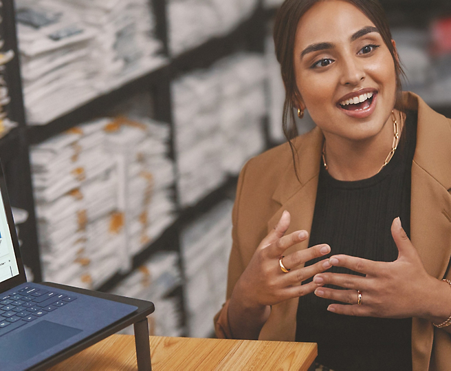 Uma pessoa sentada numa secretária com um computador