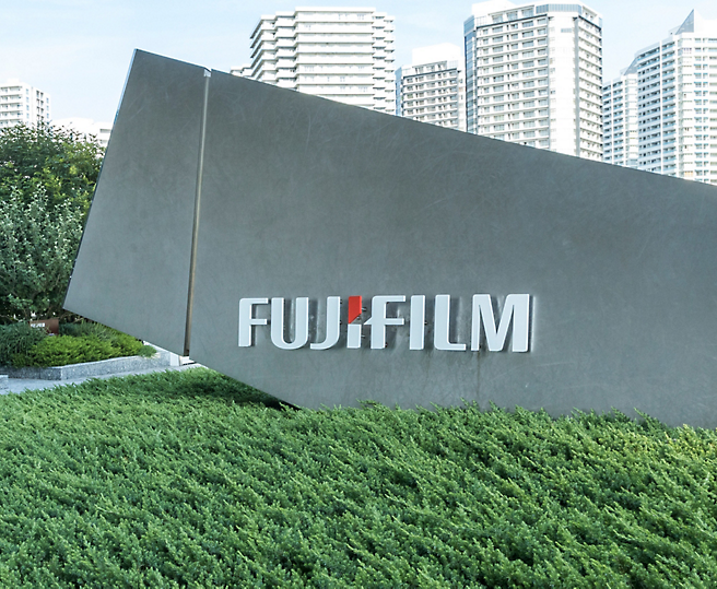 Um logótipo da FUJIFILM na relva