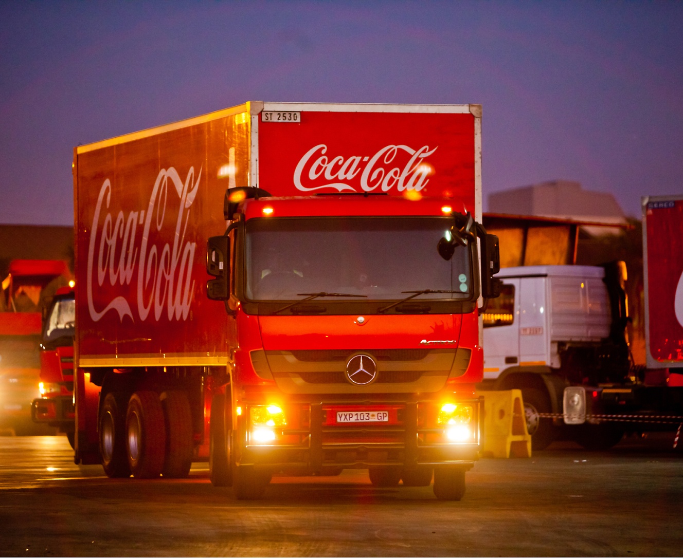 Un camión Coca Cola rojo.