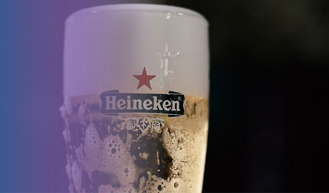 별이 그려진 Heineken 맥주 한 잔.